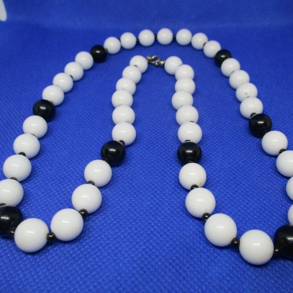PLASTIC BEADED NECKLACE Black White Beaded Necklace White Beads Black Seed Beads - Picture 5 of 8